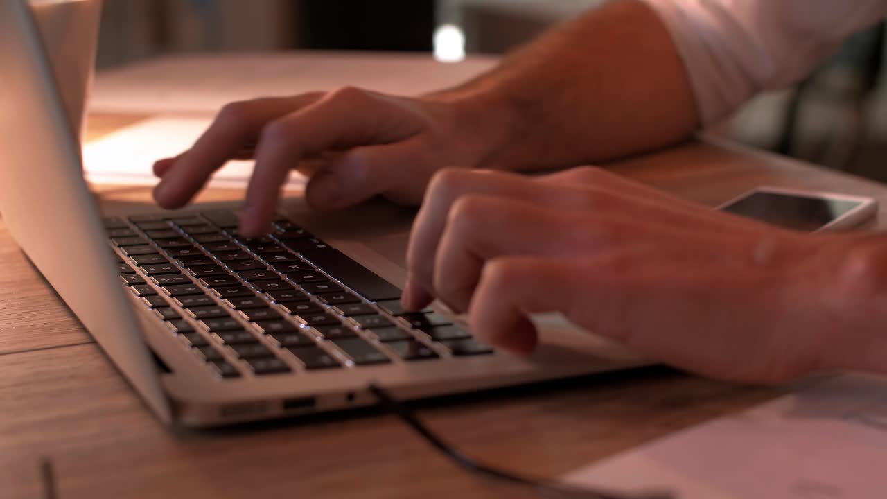 acercamiento de manos humanas escribiendo en una computadora portátil