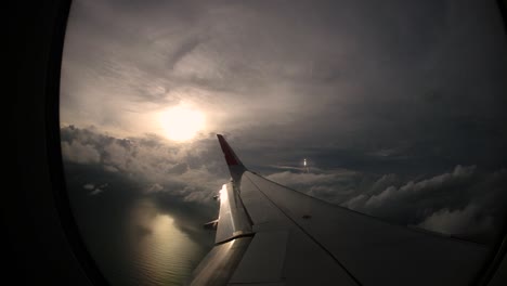 Sonnenuntergang-Und-Schöne-Wolken-Aus-Dem-Fenster-Des-Linken-Flügels-Des-Flugzeugs-Wecken-Reiseerinnerungen