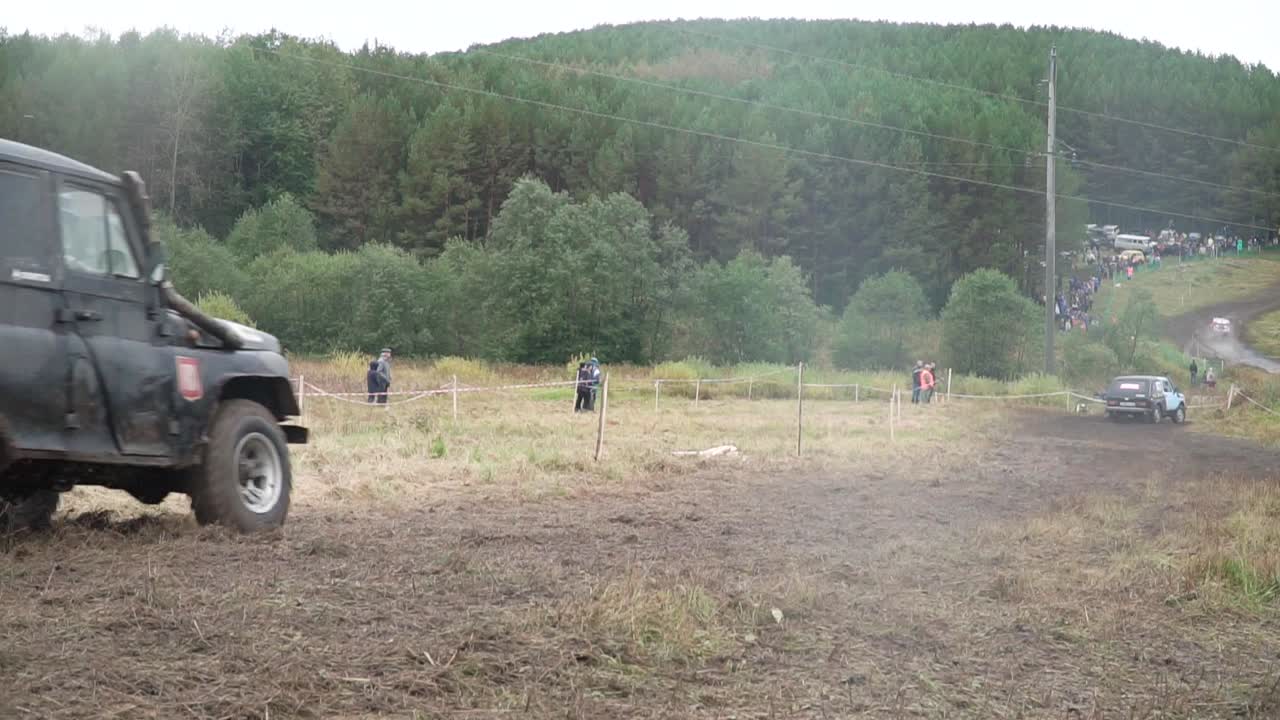 carrera de coches fuera de carretera en el bosque