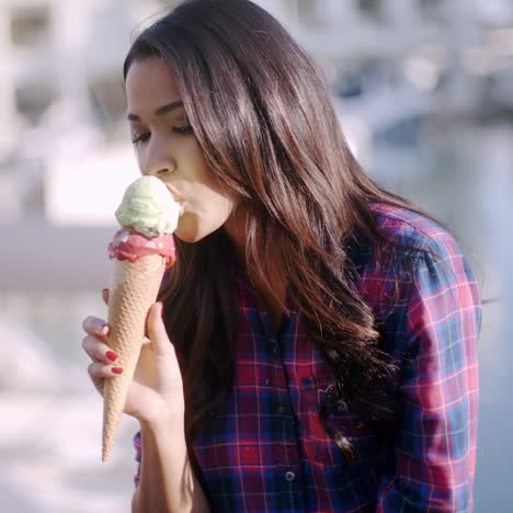 niña comiendo helado