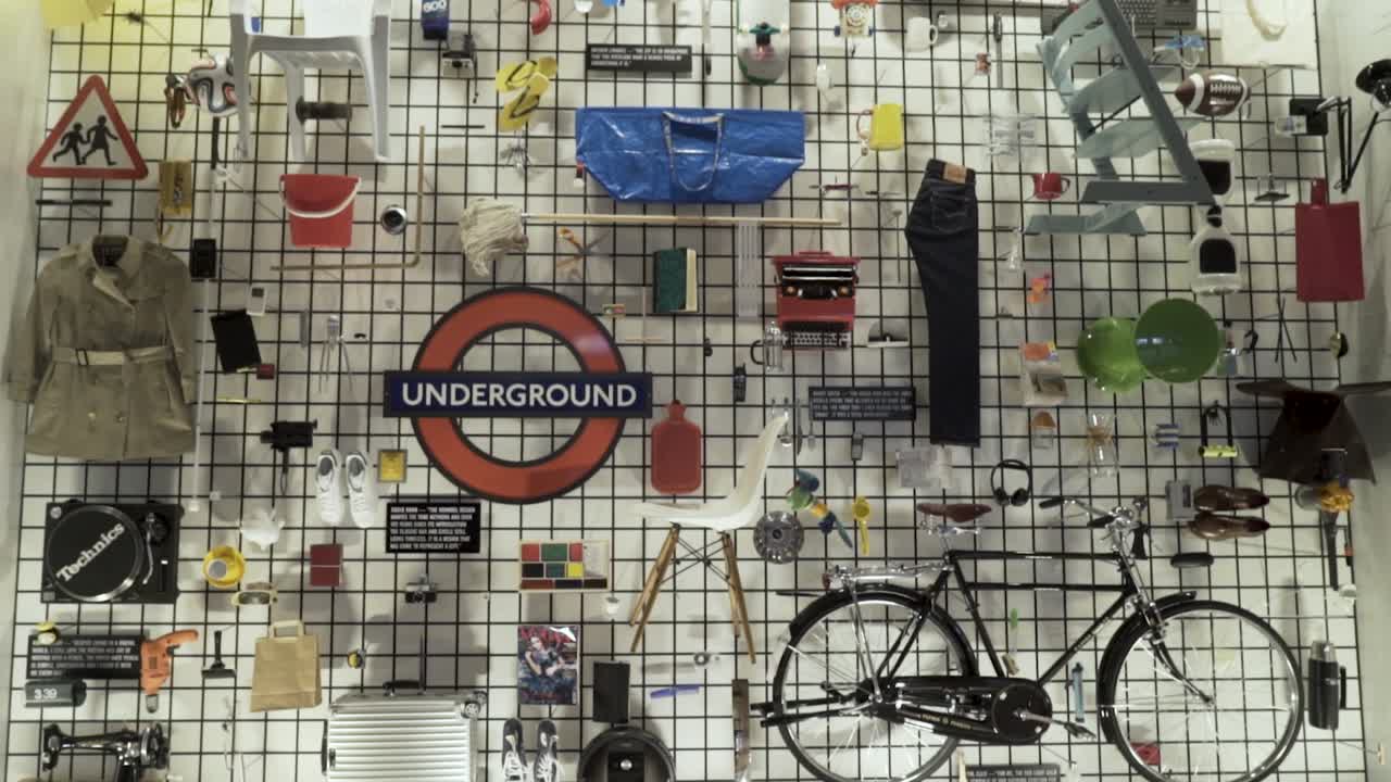 그리드 벽에 있는 디자인 객체의 컬렉션