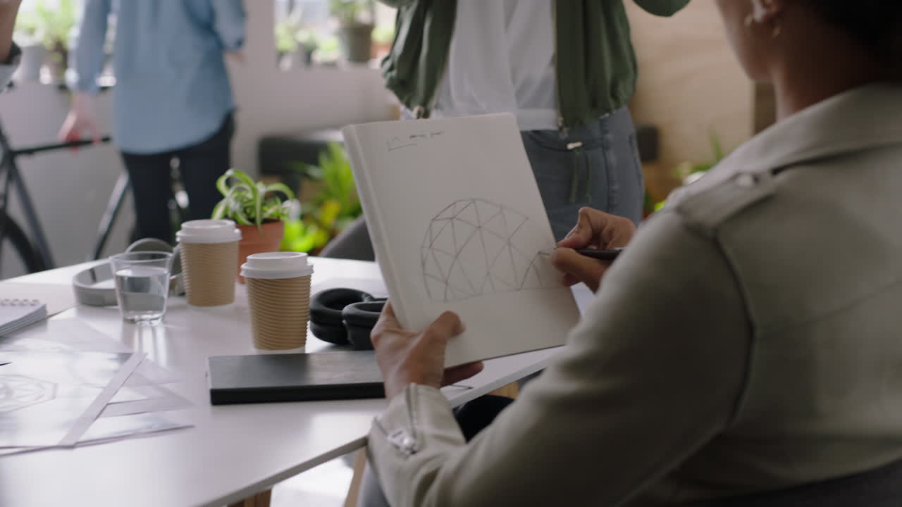 백인 사업가 여성이 사무실에서 지오데식  ⁇  모델을 발표하고 엔지니어들을 만나고 창의적인 디자인 솔루션을 브레인스토밍하고 스타트업 작업장 프레젠테이션에서 아이디어를 논의합니다.