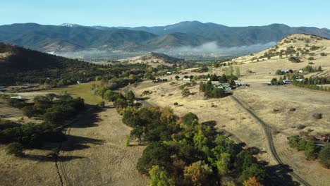 Volando-Por-Un-Valle-De-Montaña-Y-Sobre-El-Camino-Conmemorativo-Indio-Muerto-En-Ashland,-Oregon,-Estados-Unidos