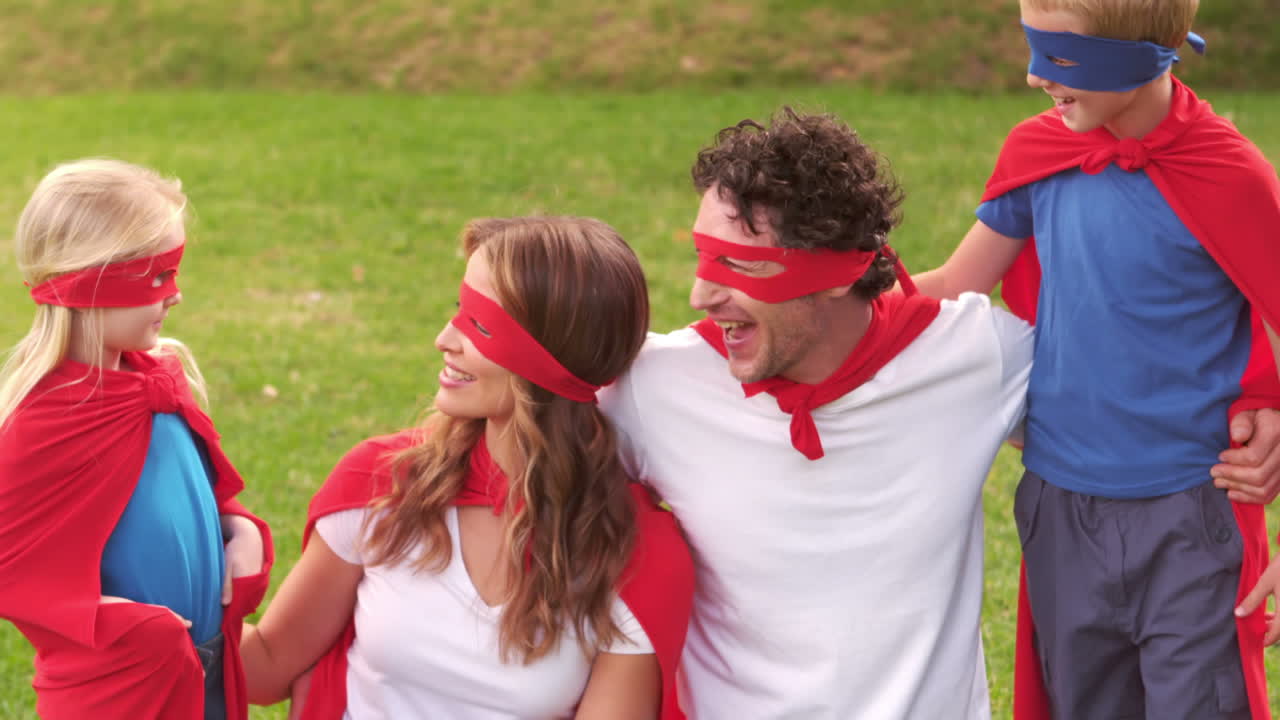 가족이 슈퍼히어로로 행동하는 것