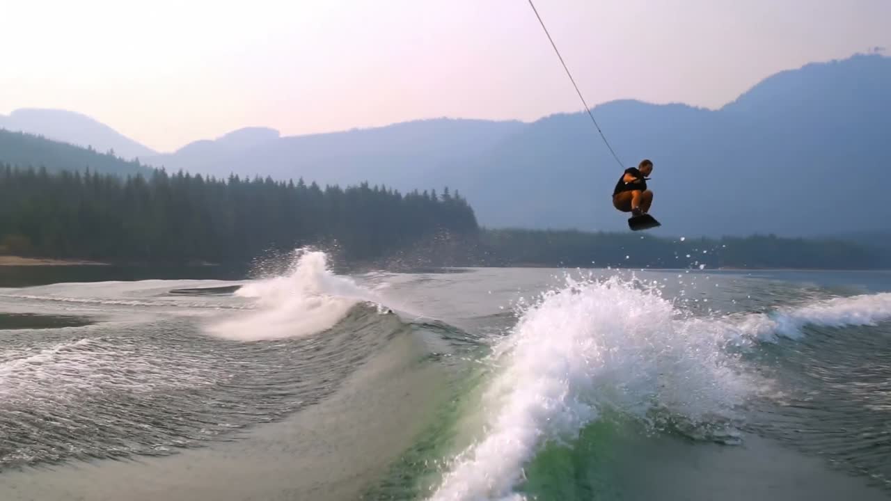 강에서 웨이크보드를 하는 남자 4k