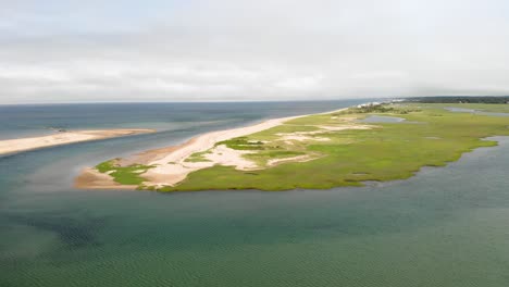 Imágenes-Aéreas-De-Drones-De-Cape-Cod-En-El-Lado-De-La-Bahía-En-Dirección-A-La-Playa-De-Springhill