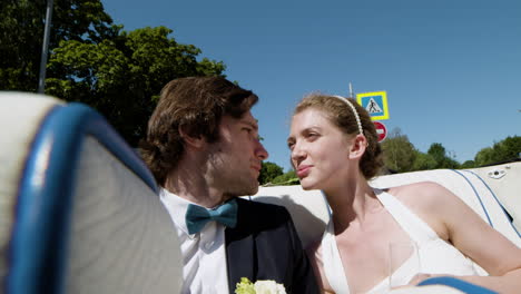 sólo una pareja casada en un coche descapotable azul