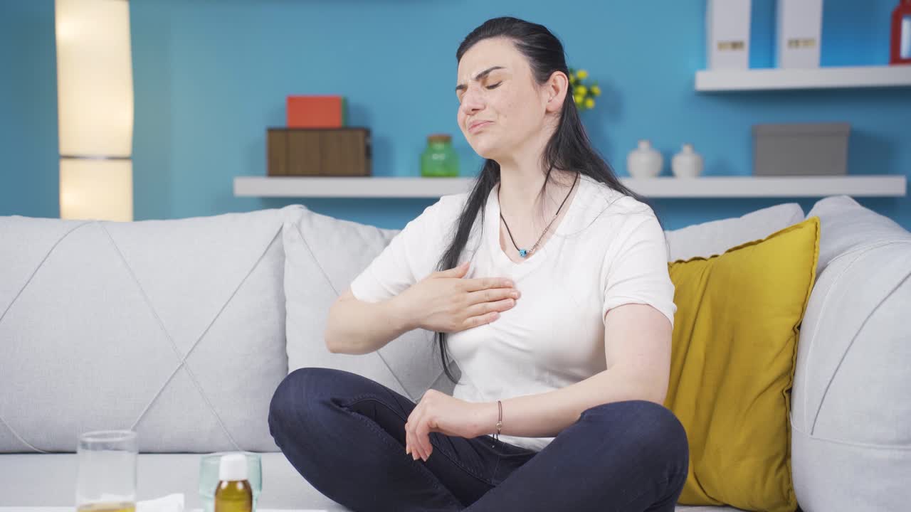 mujer con dolor en el pecho.