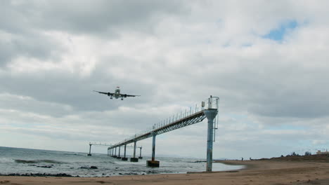 el avión está aterrizando.