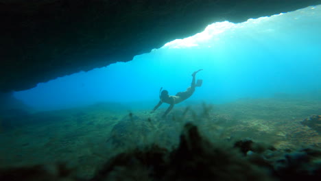 Persona-Libre-Conduciendo-Bajo-Plataforma-De-Coral-Bajo-El-Mar