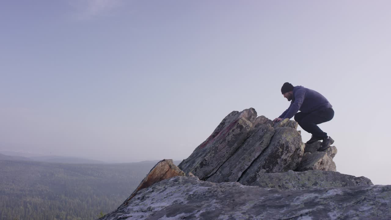 hombre en la cima de una montaña
