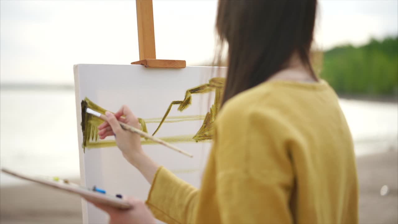 야외에서 풍경을 그리는 여자