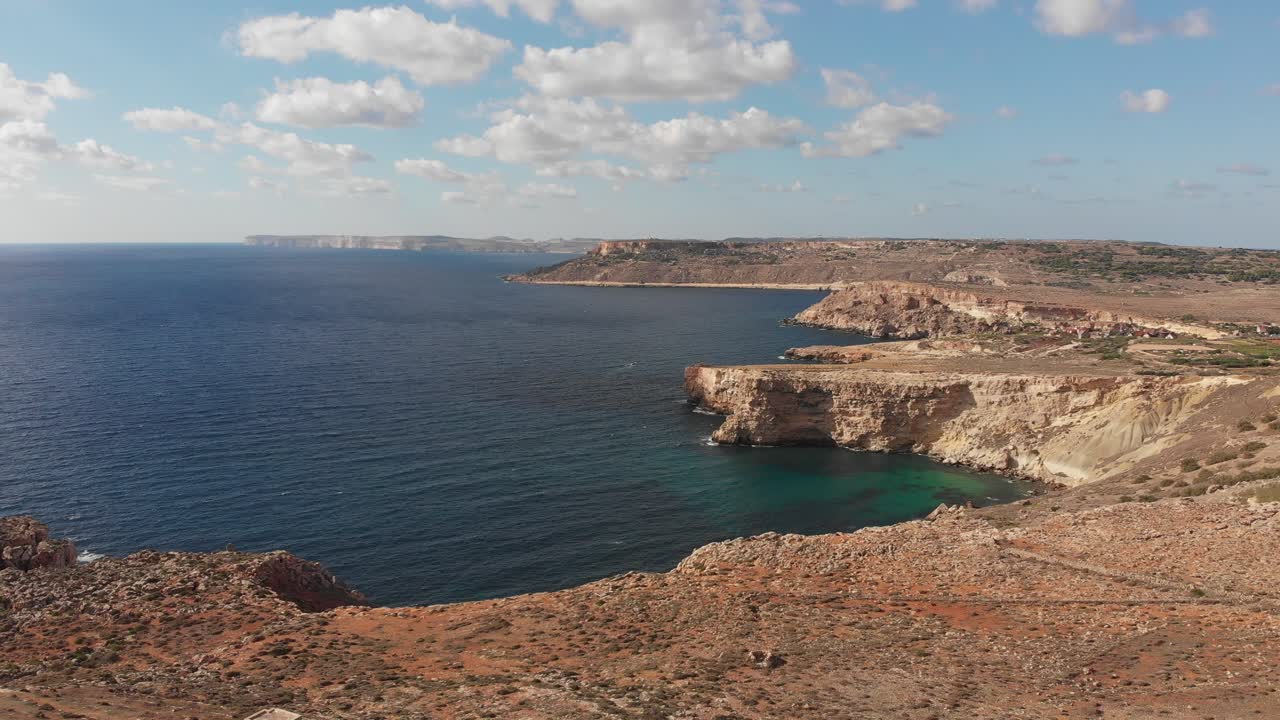 Video aereo con drone dal nord di Malta, vicino alla Torre di Ghajn Znuber.