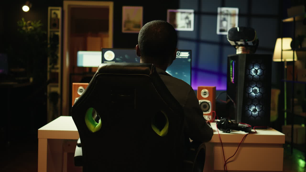 우주선 비행 게임을 즐기는 게이머