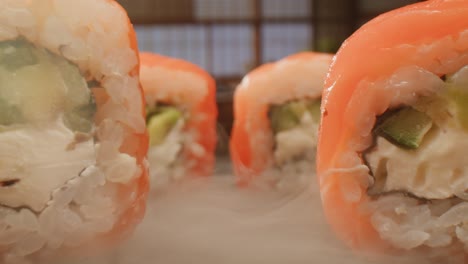 primer plano de los rollos de sushi de salmón fresco