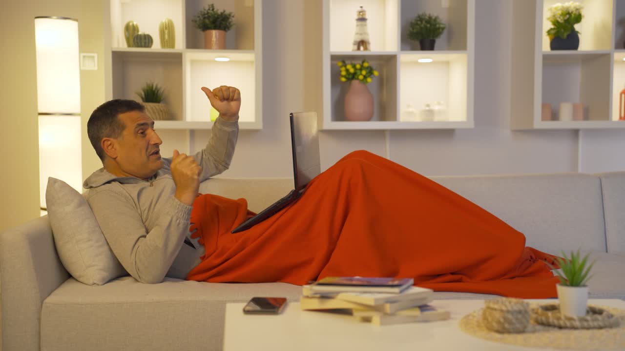 노트북에서 기 ⁇ 을 경험하는 남자.