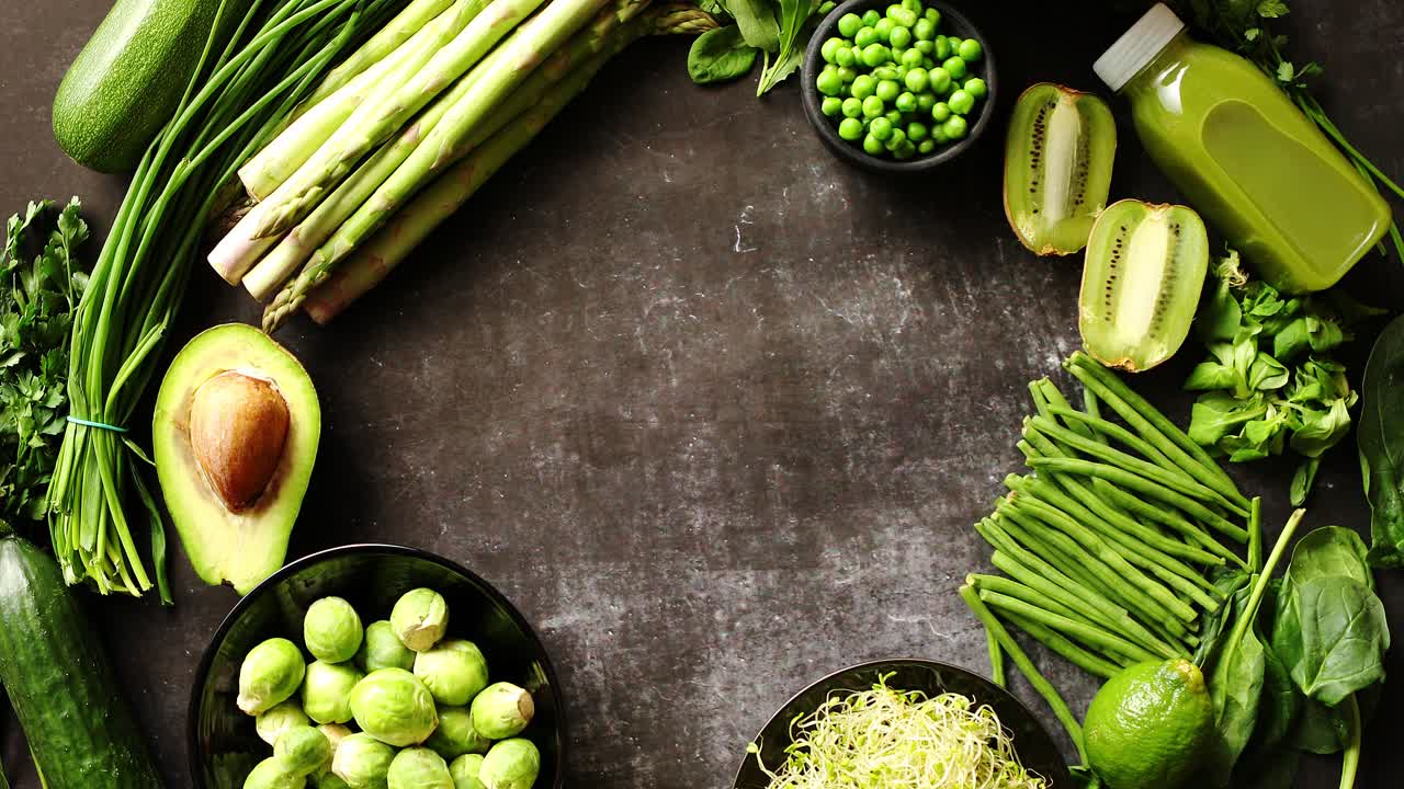Composizione di cibo sano verde con smoothie di avocado, broccoli e mela