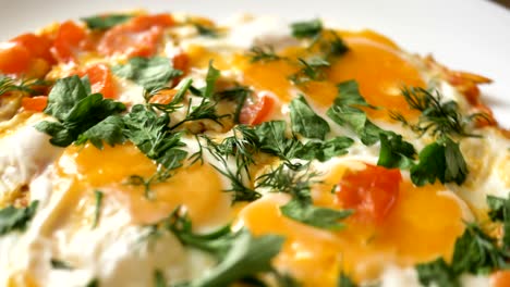plato con huevos asados con rebanadas de tomate y verdura