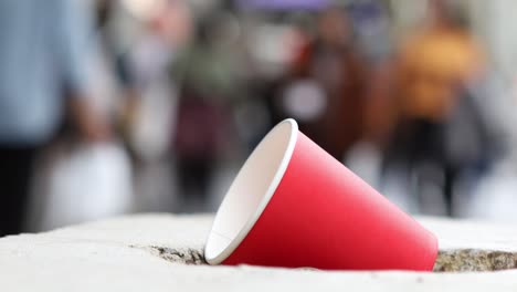 primer plano de la taza en la ciudad ocupada