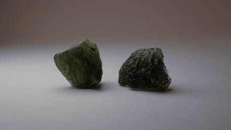 auténticas rocas de moldavita crudas piedras preciosas de cristal 4k 30p tomas macro