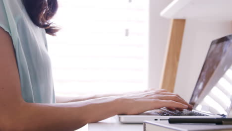 mujer usando una computadora portátil