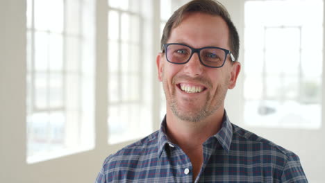 Portrait-of-happy-laughing-business-man-looking