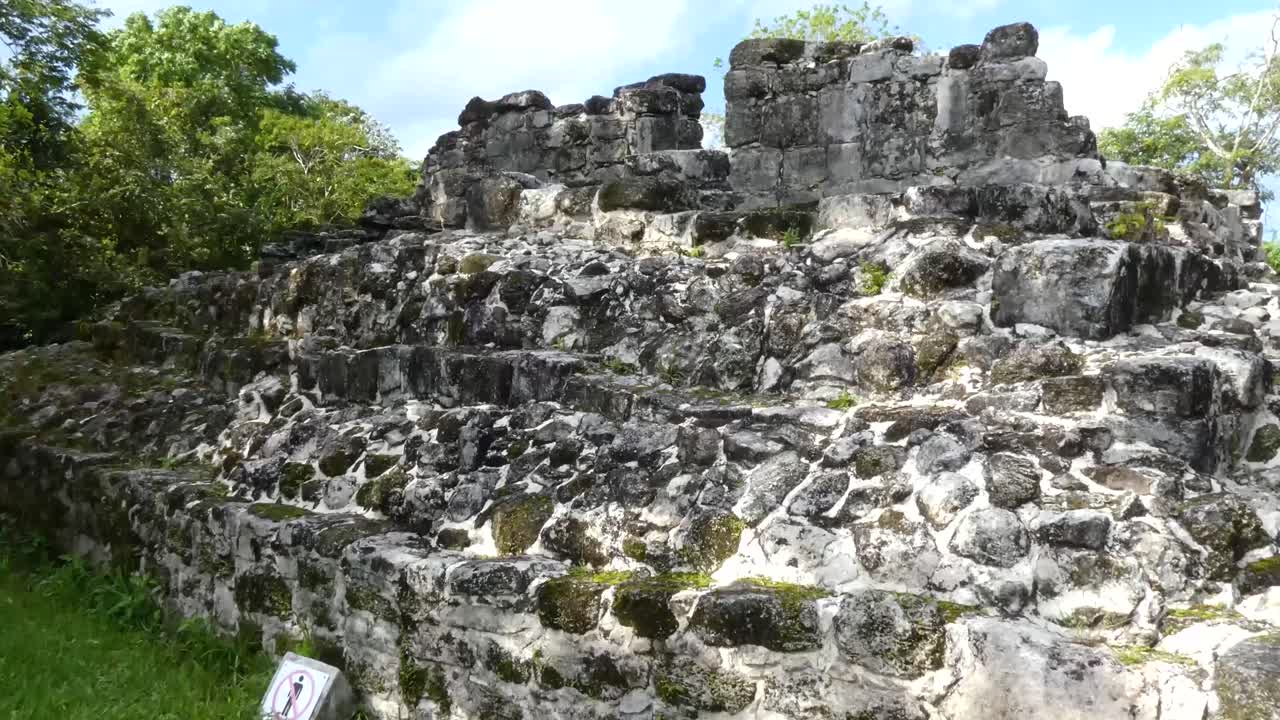 el edificio de los nichos en san gervasio, sitio arqueológico maya, cozumel, méxico