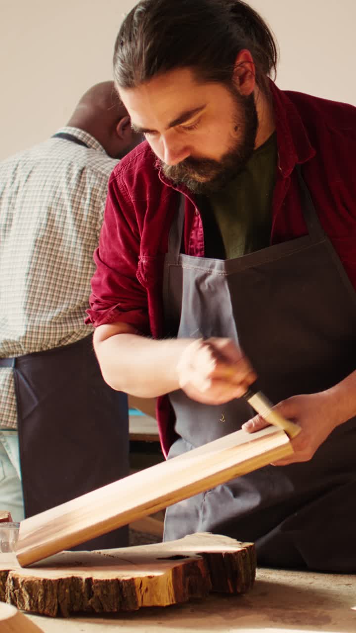 Verniciatura artigianale di una tavola di legno in un laboratorio