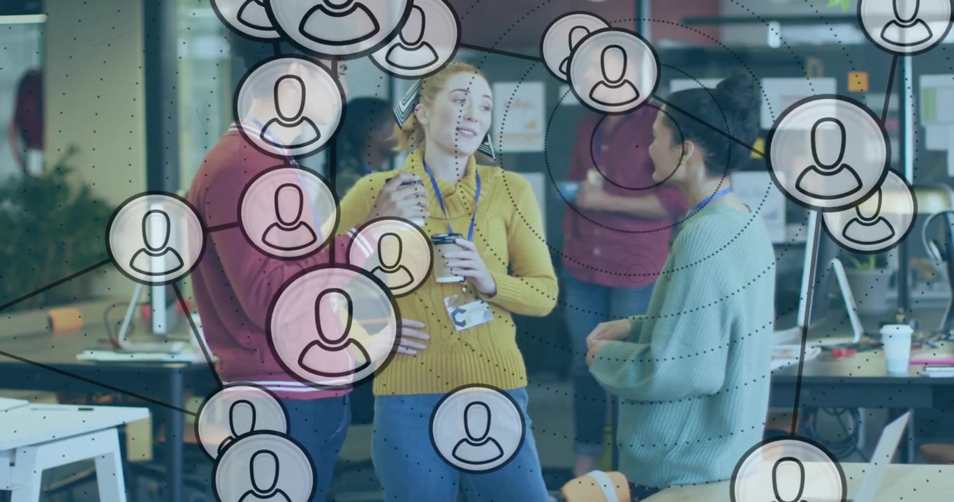 Tre medarbejdere i trøjer snakker på et fælles kontor, mens ikoner vises for at illustrere netværk.