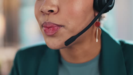 mujer hablando en un auricular