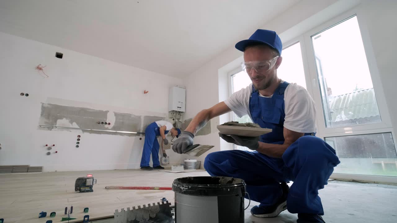 instalación de azulejos de cerámica para el suelo - medición y corte de las piezas. construcción, renovación, reparación de apartamentos. cortes de baldosas. corte de baldosas