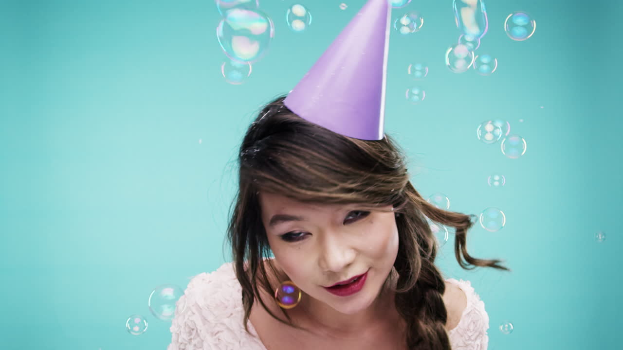 파티 모자와 거품을 입은 행복한 여자