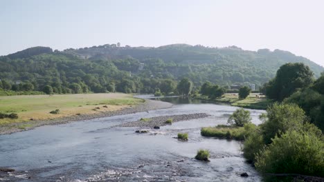 威爾士河 (wye river) 的風景, 滑過石<unk>, 綠色山丘作為背景,