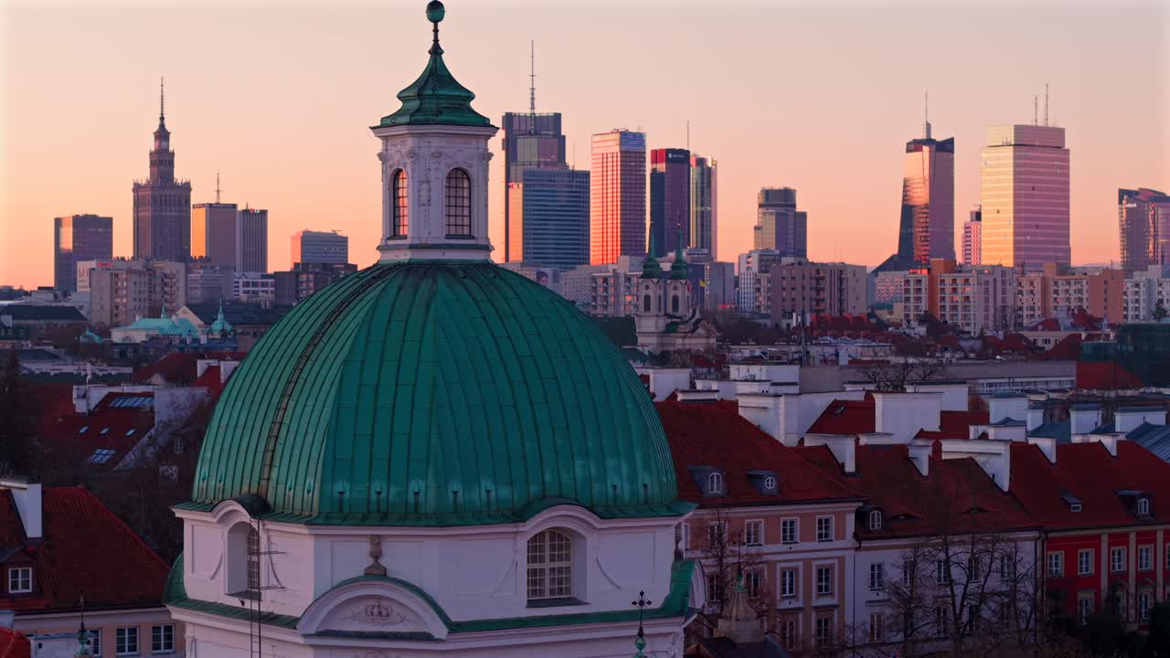 варшава знаменитый горизонт и небоскребы с красными кирпичными домами и римско-католической церковью святого казимира на переднем плане на рассвете, восходящий дрон.