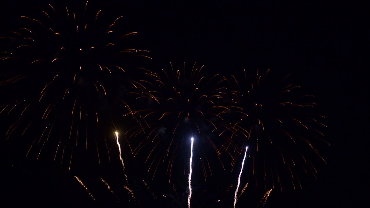 el final de un espectáculo de fuegos artificiales convierte la noche en día