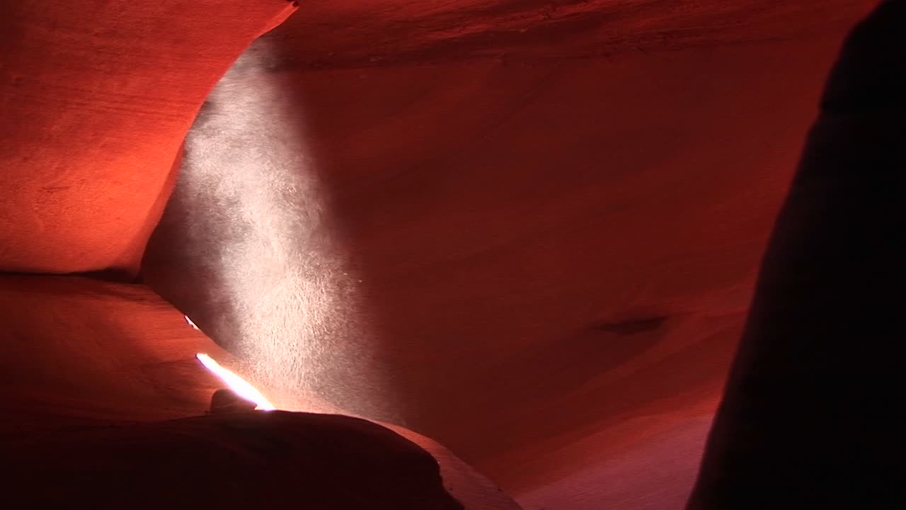 앤틸로프 캐년 애리조나의 내부 공간을 비추는 광선의 미디엄샷