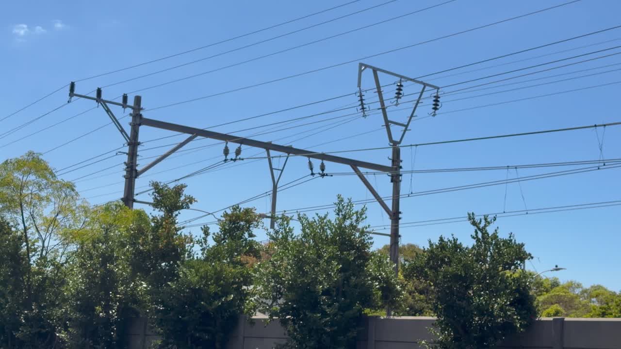 Overhead-jernbanekabler på en jernbanelinje i Cape Town, Sydafrika.