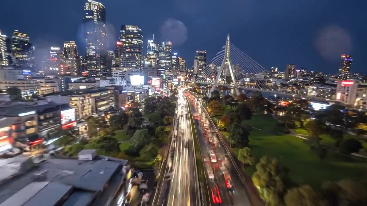 Paesaggio Urbano Notturno con Traffico Dinamico: Affascinanti Luci e Riflessi Urbani in una Metropoli Frenetica che Mostra Vita Vibrante e Architettura Moderna