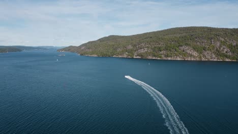 Boot-Rast-An-Einem-Sonnigen-Tag-In-Einem-Fjord-In-Die-Ferne