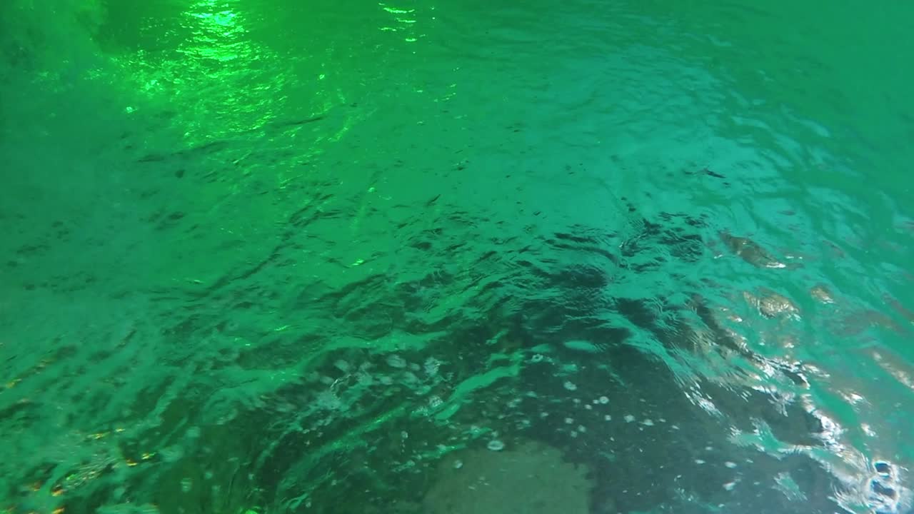 물결 모양의 물 표면 거꾸로