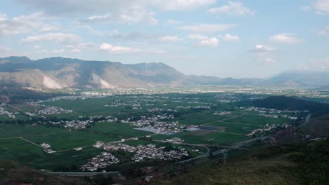 aldeas y campos en yunnan, china.
