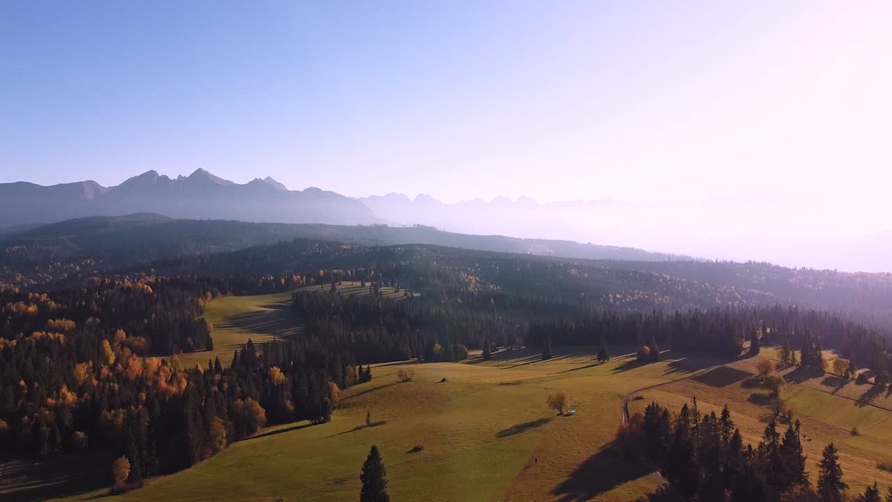 산 풍경, 가을 나무와 일몰의 숨막히는 공중 샷