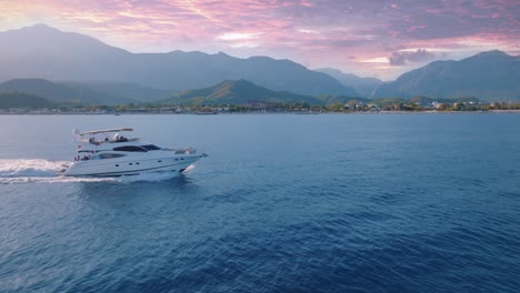 yate de lujo al atardecer