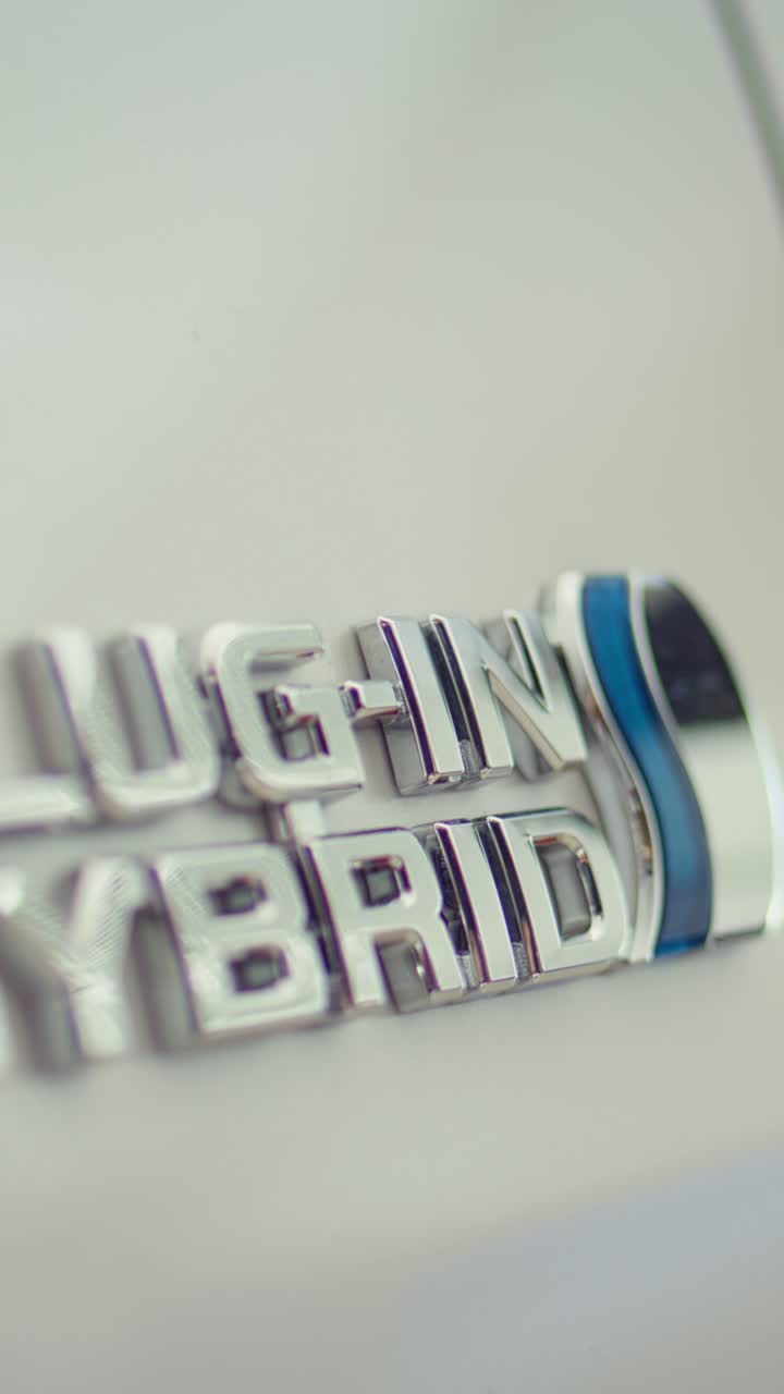 Primo piano sull'emblema di un'auto ibrida plug-in.