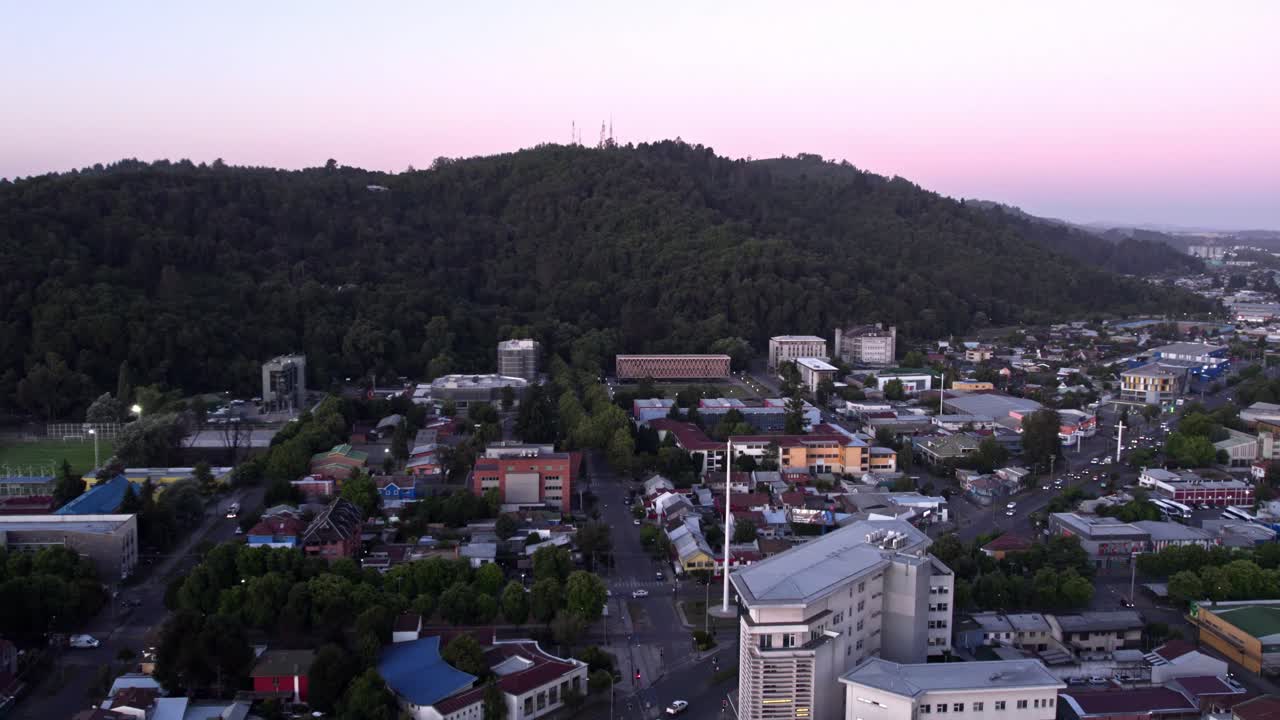 칠레 테무코(temuco) 시의 블루아워(blue hour) 천연기념물 세로 니엘롤(cerro ñielol)