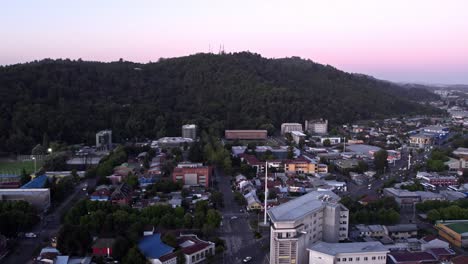 épica vista aérea del monumento natural cerro ñielol, hora azul en la ciudad de temuco, chile