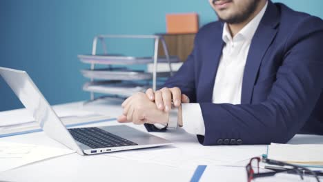 las manos del trabajador de oficina se duelen por el trabajo duro.