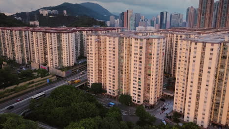 Vista-Aérea-De-Los-Edificios-Residenciales-De-Gran-Altura-De-Hong-Kong-Mei-Foo-Sun-Chuen-Y-Manhattan-Hill-Y-Edificios-Comerciales-En-Lai-Chi-Kok-Durante-La-Puesta-De-Sol