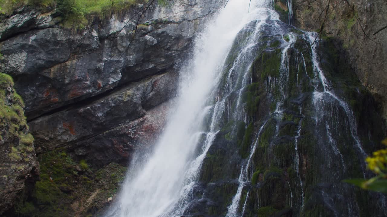 Cascata di Golling, la cascata più bella dell'Austria, ripresa dall'alto verso il basso, primo piano.