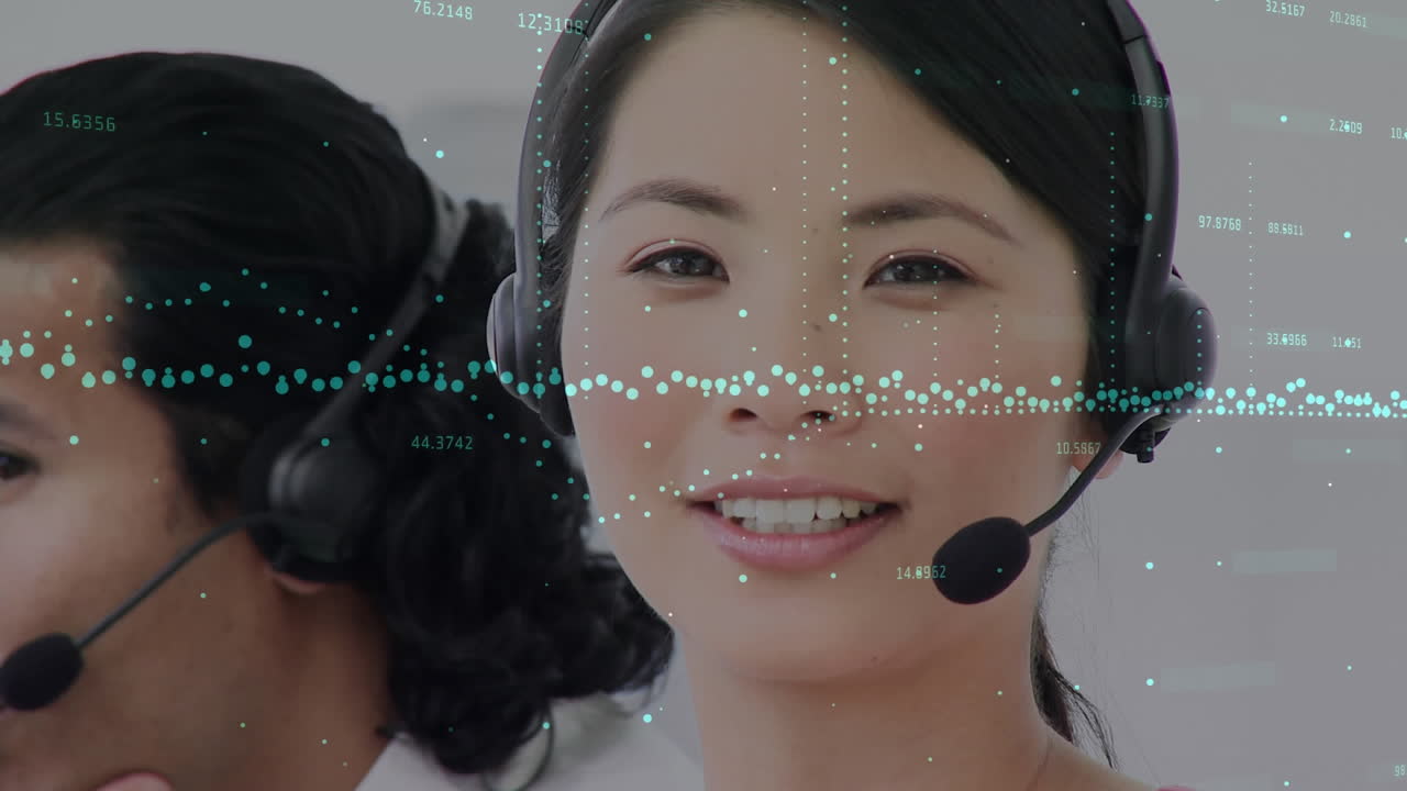 電話ヘッドセットを着用した女性ビジネスマンによる統計とデータ処理のアニメーション